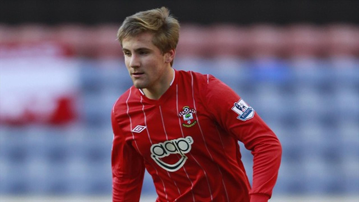 В  основном составе "святых он провел 60 матчей ,результативными действиями не отличился,но 60 матчей для 18-19 летнего футболиста в АПЛ, это хороший показатель).