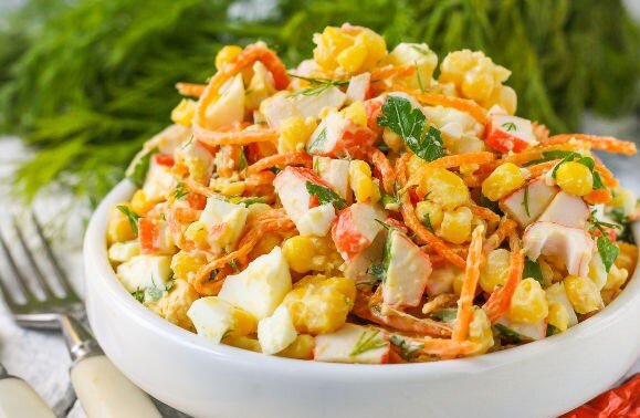 Сочный салат с крабовыми палочками готовится очень быстро, особенно если вы приобрели уже готовую морковь по-корейски.