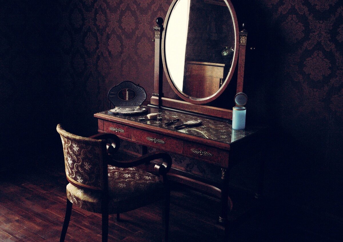 старинное зеркало с тумбой