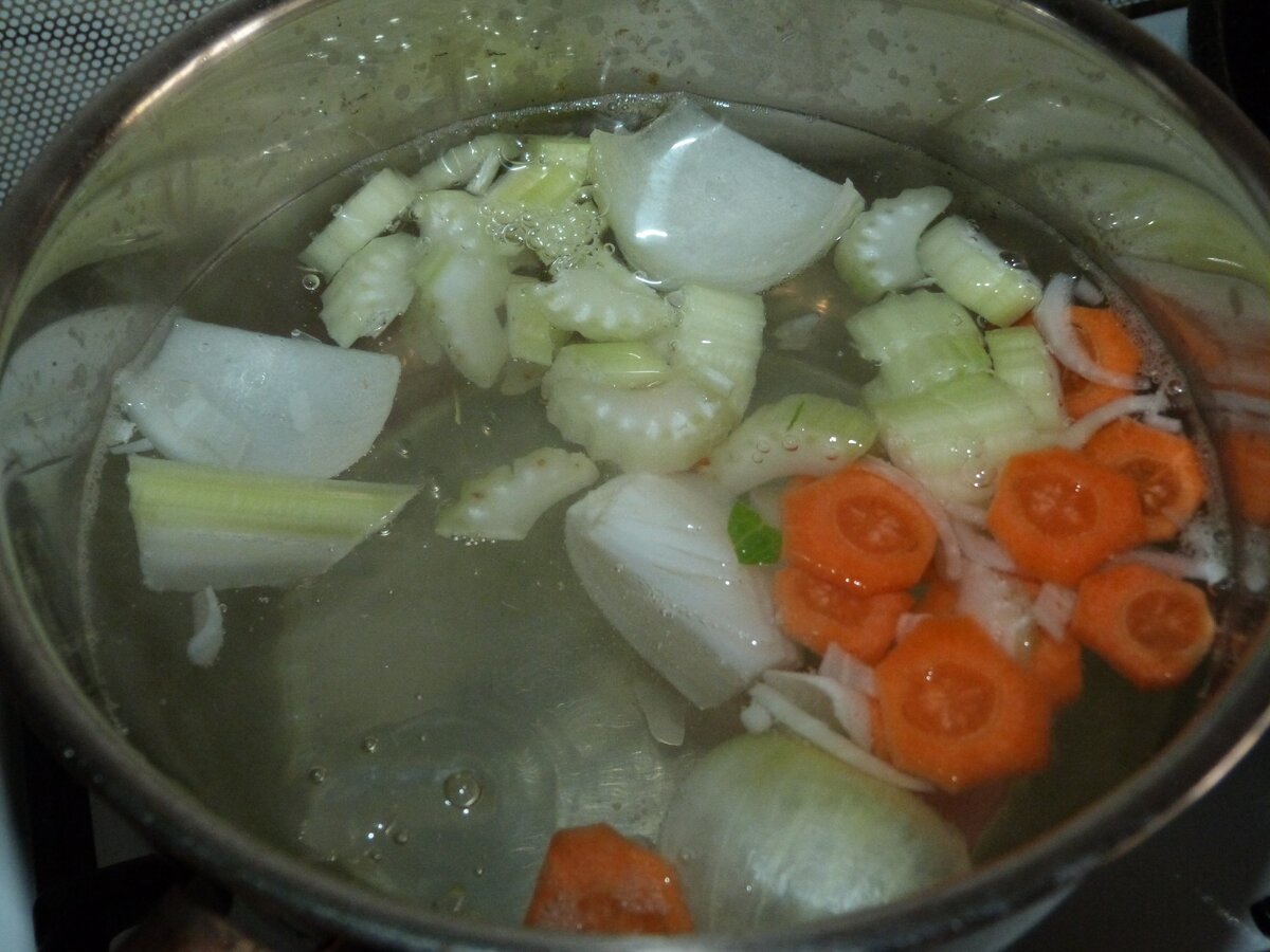 Сначала займемся бульоном. В воду закладываем третью часть нарезанного стебля сельдерея, морковь, нарезанную кружками, крупно нашинкованный лук.