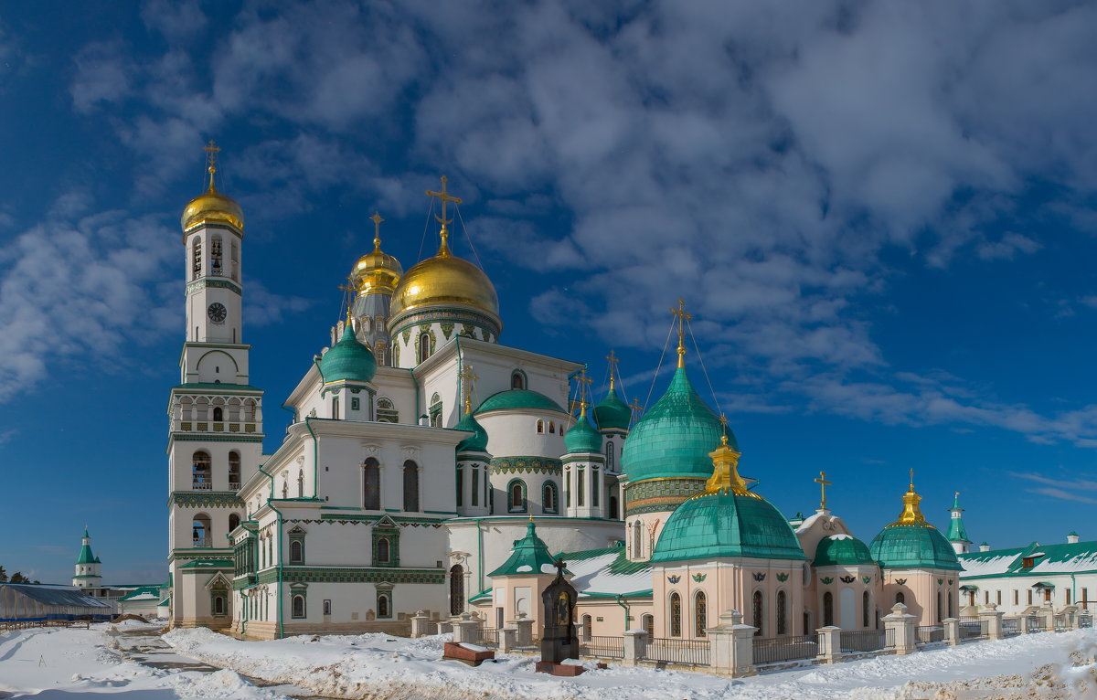 Экскурсия в новый иерусалим из москвы. Новоиерусалимский монастырь в Истре. Воскресенский собор Новоиерусалимского монастыря. Истра новый Иерусалим монастырь. Воскресенский Новоиерусалимский монастырь зимой.