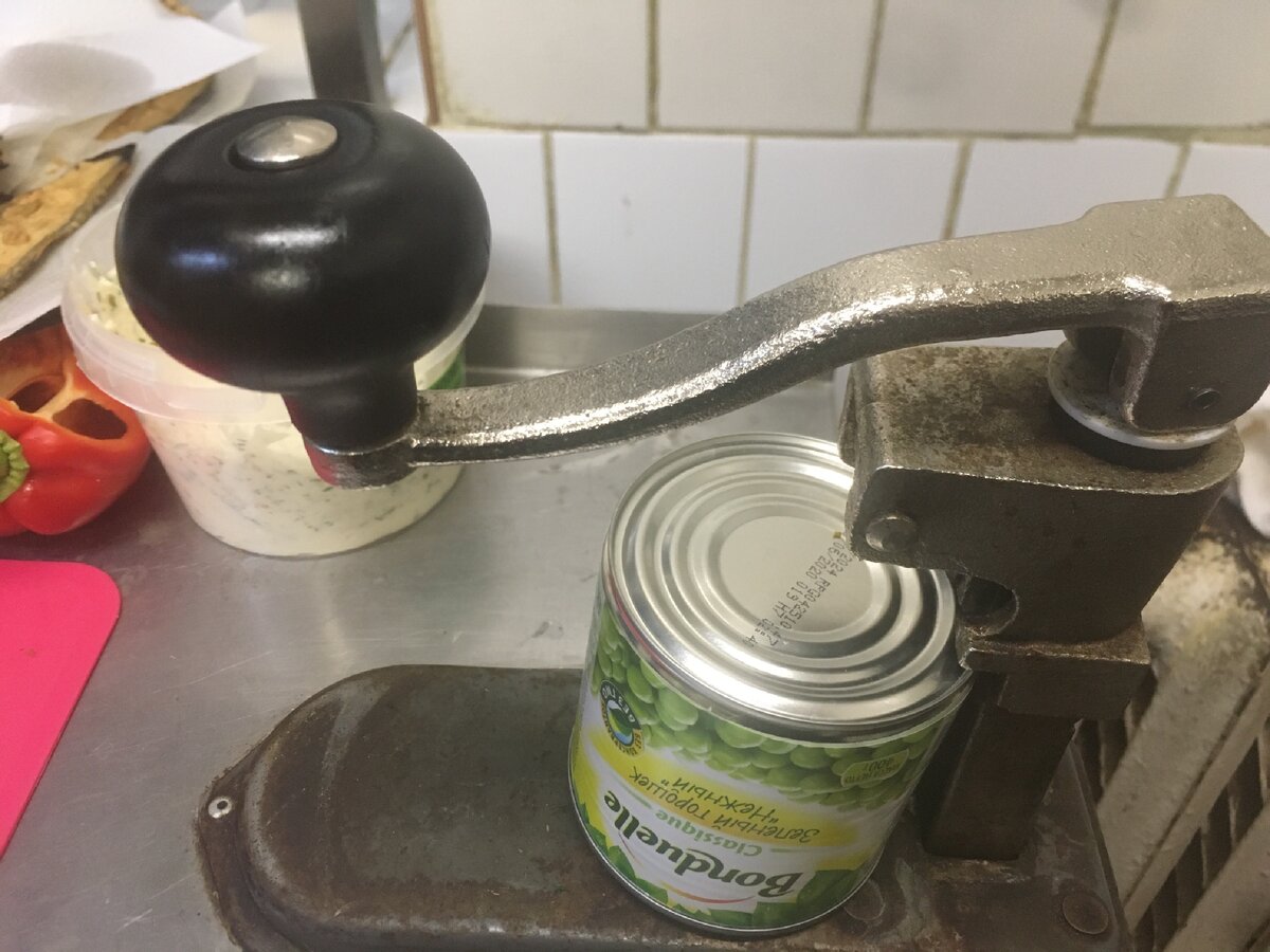 Друг из Германии научил открывать консервы правильно. 15 лет работаю поваром и не знал