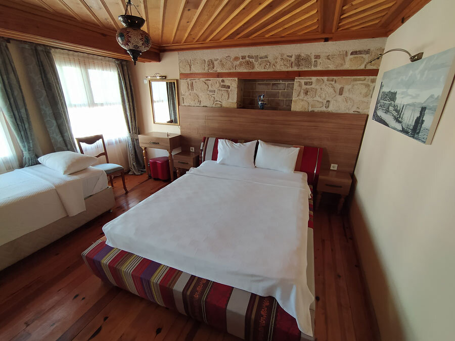 Большая кровать, чистое белье и нам досталась еще одна дополнительная кровать, куда можно покидать быстро вещи, вместо шкафа