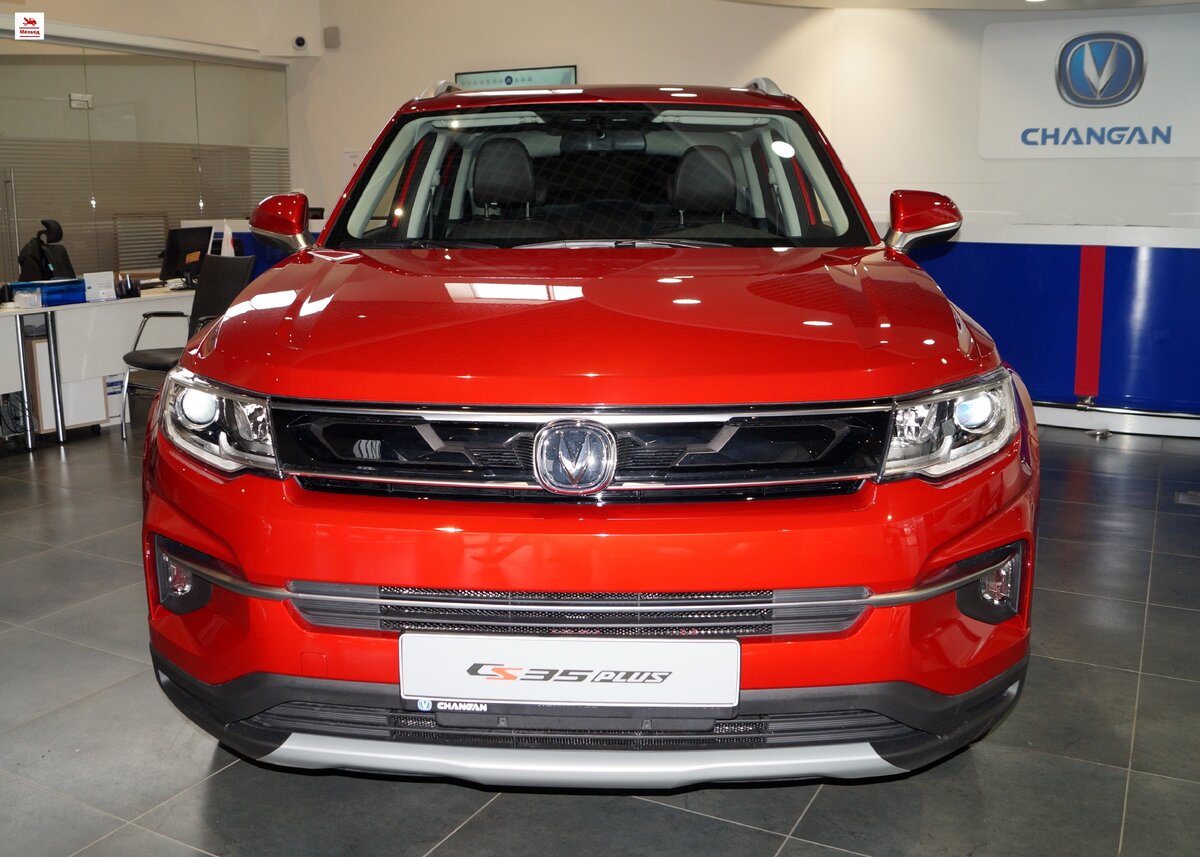 Вид спереди Changan CS35PLUS