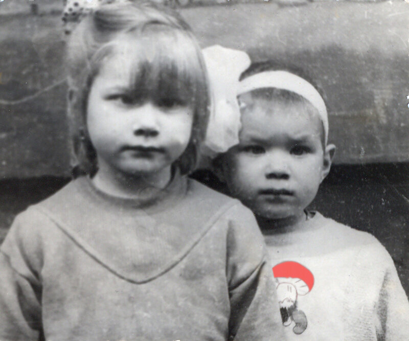 Мои сестры Таня и Снежана. Мы еще дома и ничего не предвещало беды.