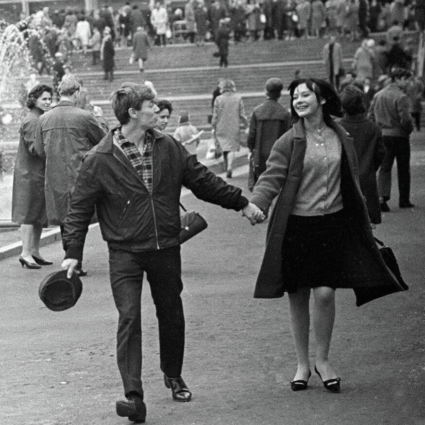 На этих старых снимках изображены звёзды из нашего далёкого детства -7