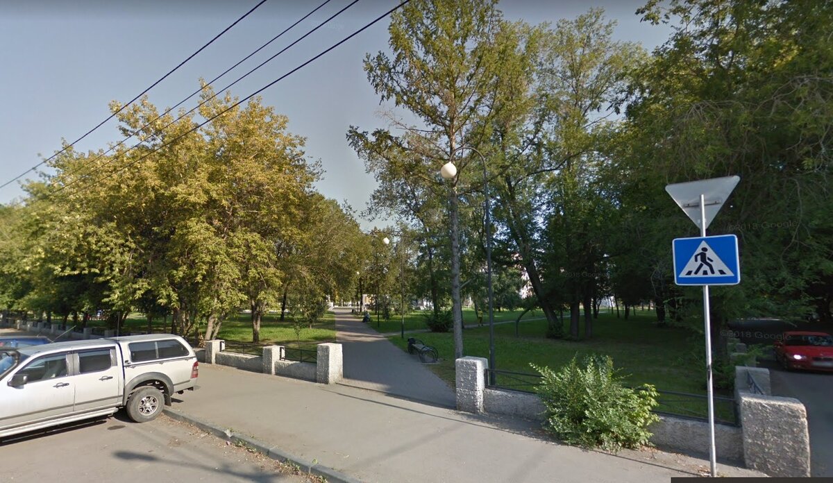 Вид на дом и сквер напротив