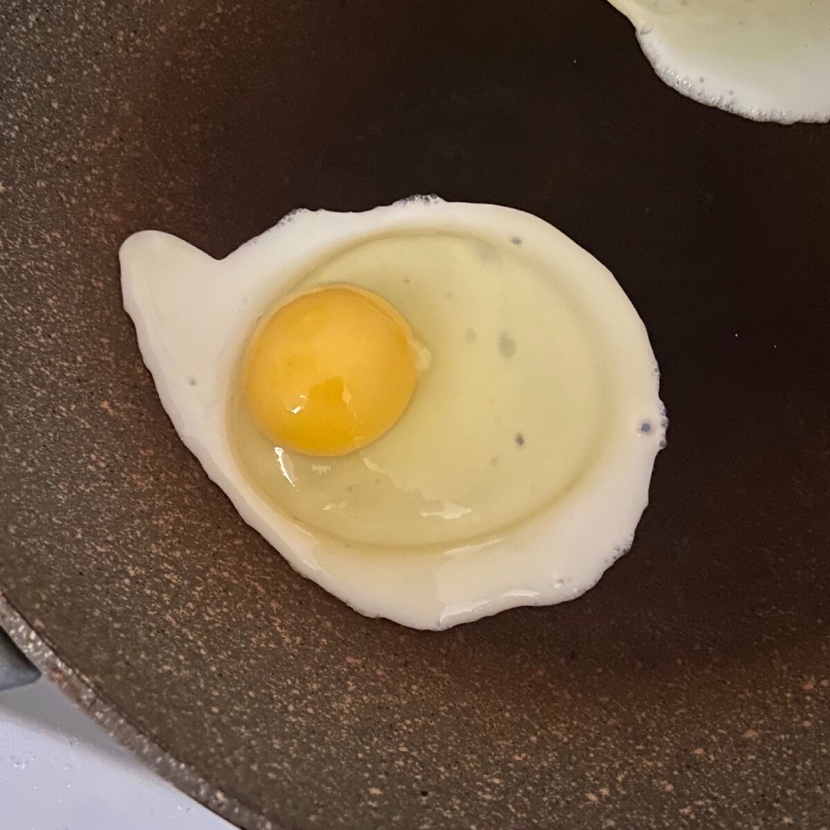 Жарить 2 минуты с одной стороны. 