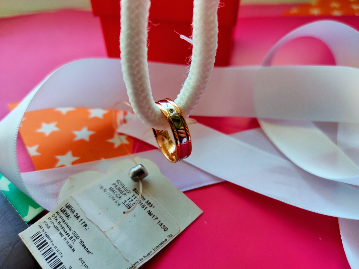 Золотое кольцо с бриллиантом. Артикул 65035