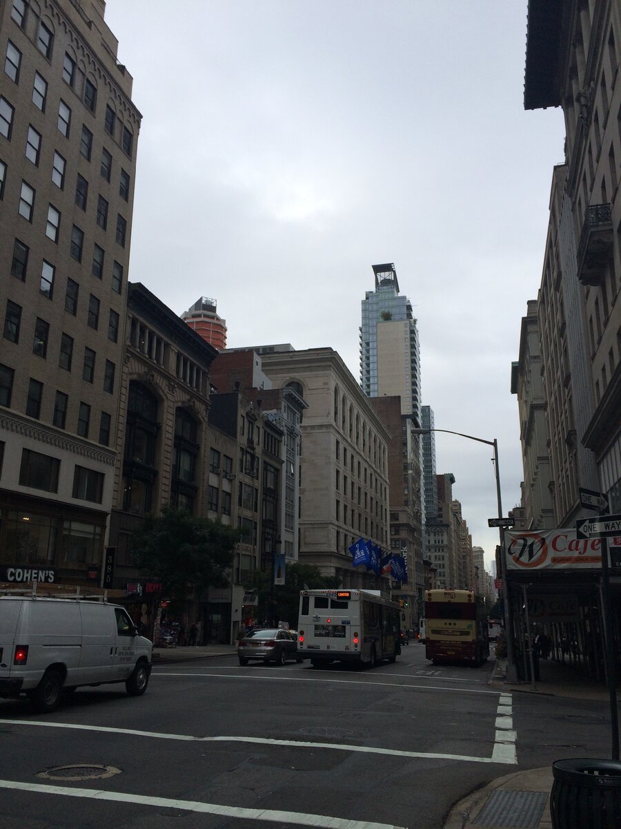 Из личного архива. Вот таким он нас встретил. Достаточно мрачно. Листайте дальше.