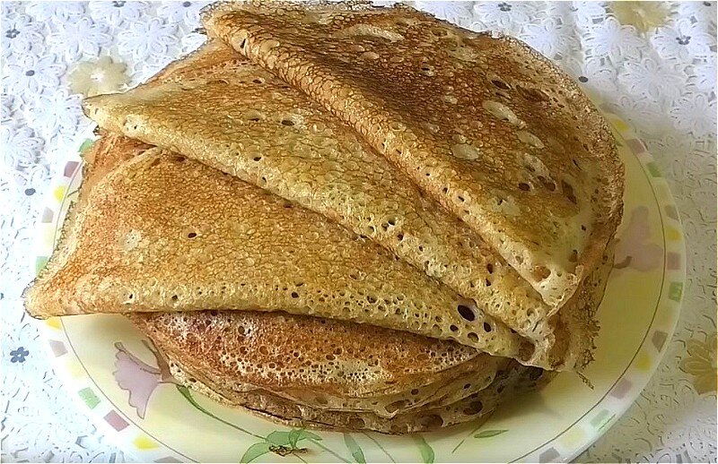 Блинчики на молоке и воде с дырочками. Дрожжевые блины. Тонкие блинчики на дрожжах. Пышные дрожжевые блины с дырочками. Тонкие блинчики на дрожжах с дырочками.