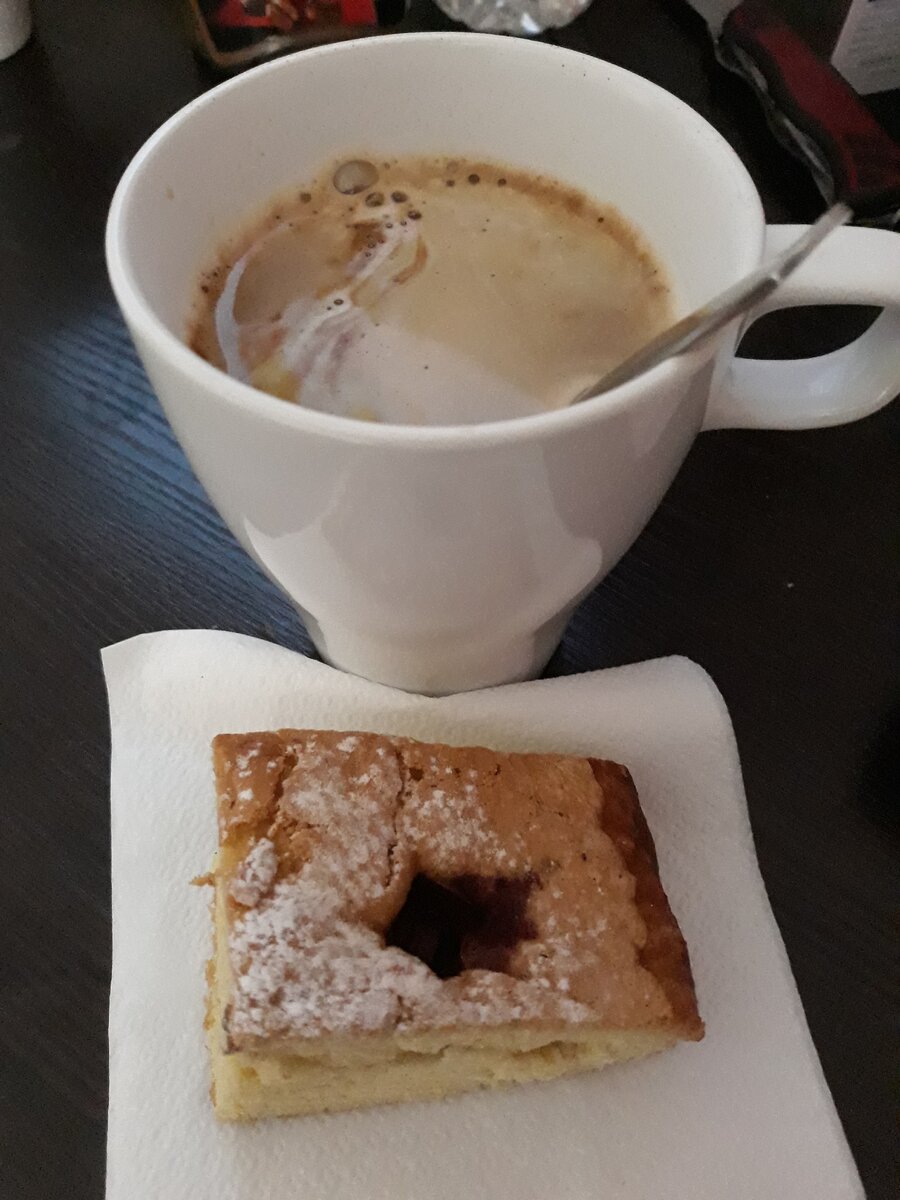 Кофе с молоком и вишневый пирог