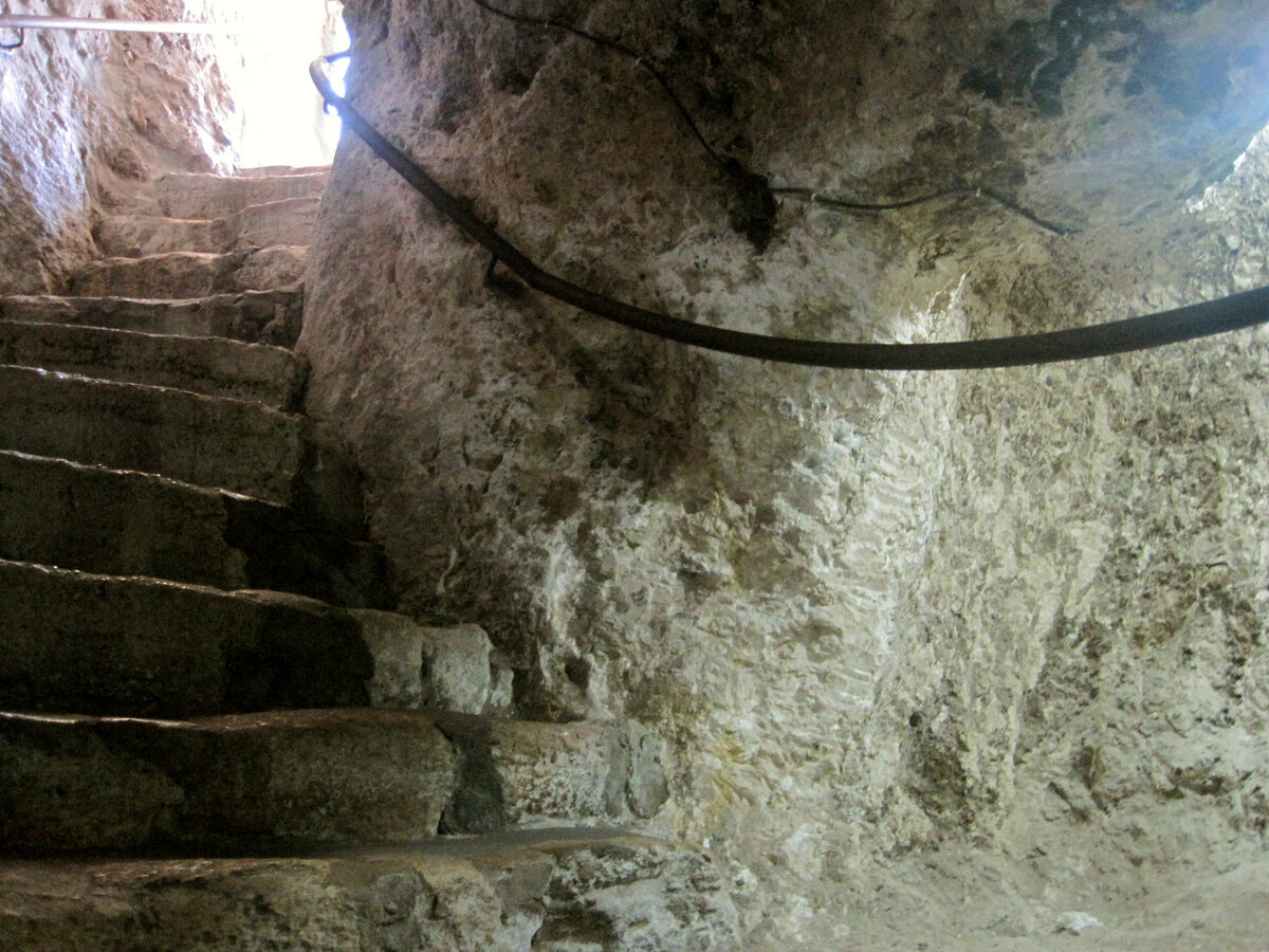 Вход в Лазареву пещеру в Вифании близ Иерусалима. Фото автора