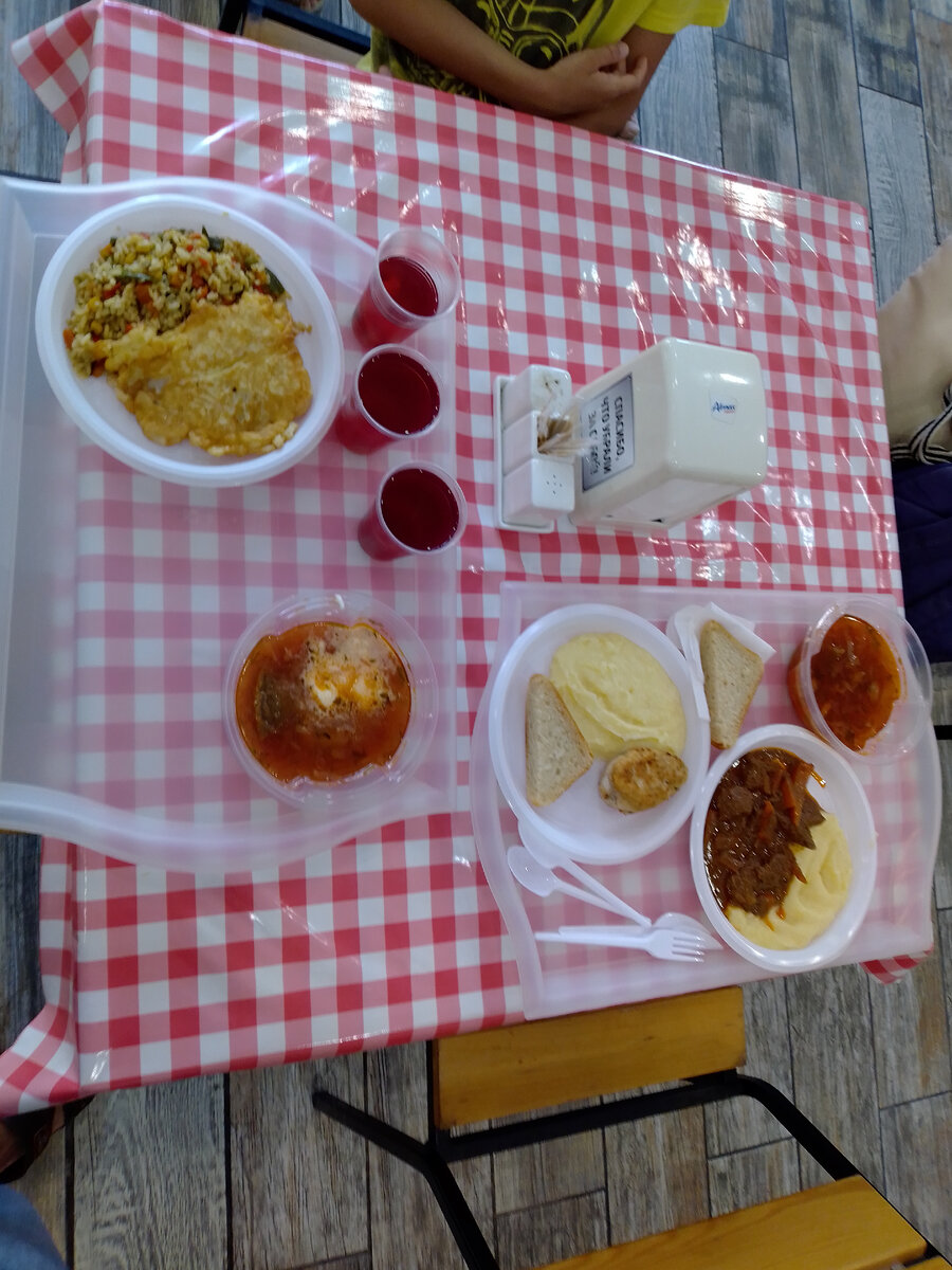 Это наш прошлогодний обед в той же самой столовой.