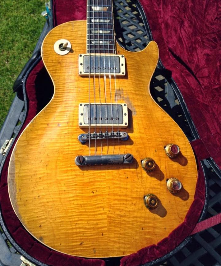 Кирку Хаммету из Metallica принадлежит одна из самых знаковых и почитаемых электрогитар - Les Paul Standart 1959 года выпуска, на которой играл Питер Грин (основатель "Fleetwood Mac") и его ученик, ирландский рокер Гэри Мур.Кирк Хаммет, поклонник обоих музыкантов, купил гитару за 2 млн. долларов. По одной версии, уникальность гитары также состоит в том, что личный мастер Питера Грина усовершенствовал звукосниматели на гитаре, сделав звук особенным. По другой версии, один из звукоснимателей просто не работал из-за брака на заводе, т.к. подобный "недочёт" находили и на других гитарах Les Paul Standart.