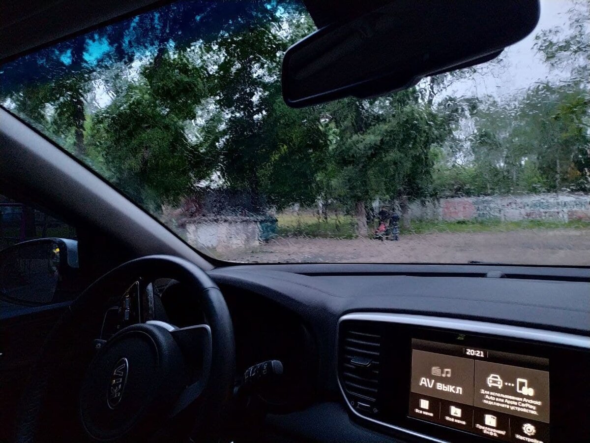 Ливень нас может застать, как дома, так и на улице и даже за городом