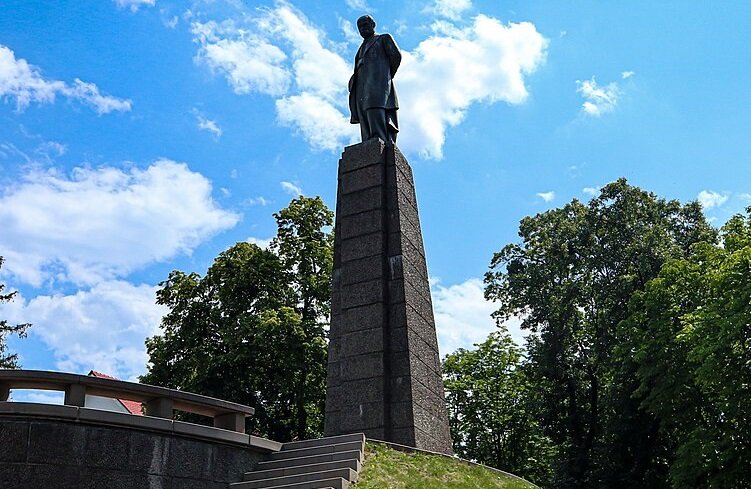 Памятник на могиле Шевченко в Каневе. Фото из открытых источников.