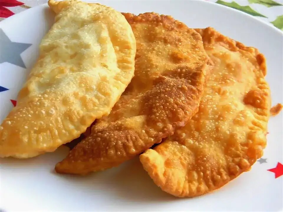 Чебурек с картофелем. Чебуреки из капусты. Чебурек с картофелем. Чебуреки с картофелем и грибами. Постные чебуреки с картошкой.