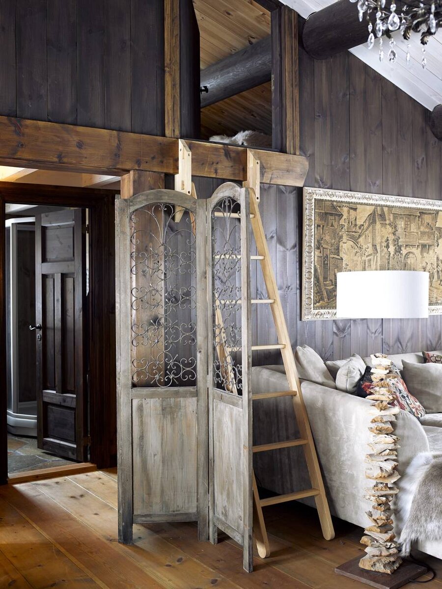 Фрагмент гостиной с видом на ванную