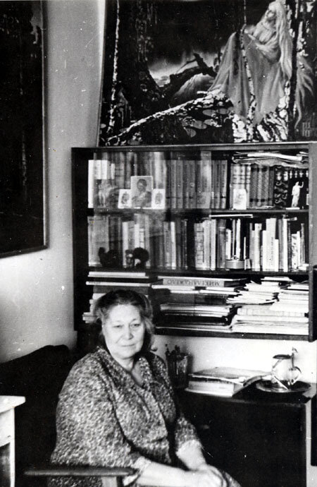 Мать художника, Клавдия Пармёновна Васильева в своей коломенской квартире, 1986 г. Удивительно видеть знаменитые работы Васильева среди простой домашней обстановки