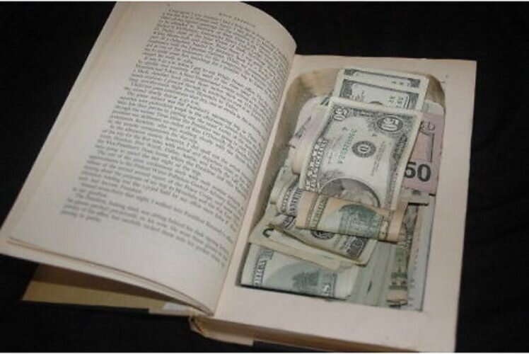 прятать бумажные деньги. куда спрятать деньги. тайник для денег. прятать бумажные деньги. деньги под кроватью.