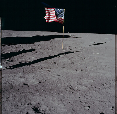 Армстронг снимает только флаг с северо-востока.