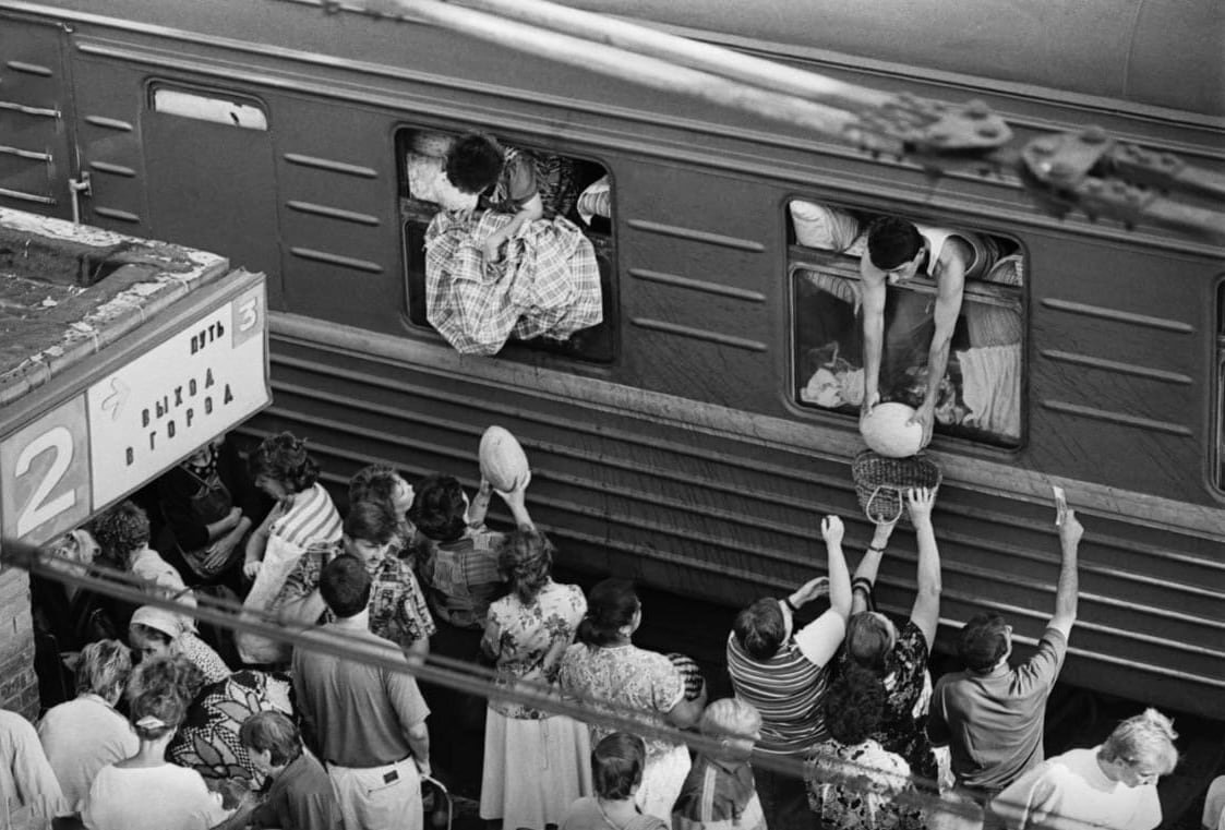 Самарцы покупают дыни у пассажиров поезда «Ташкент - Москва», Самара, 1995 год. Фото: Юлия Рубцова/ТАСС