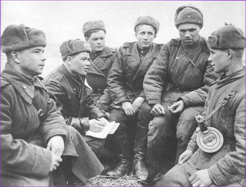 Советские солдаты пишут письмо немецкому султану. Фото из открытых источников.