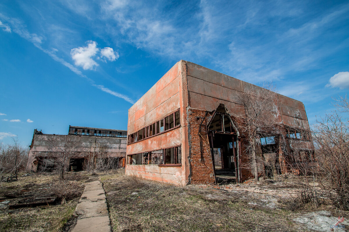 Заброшенное производственное здание. 