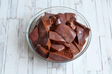 ШАГ 2:
Говяжью печень тщательно промойте, удалите пленки и внутренние протоки и сгустки крови. Печенку промокните бумажным полотенцем и нарежьте средними кусочками.