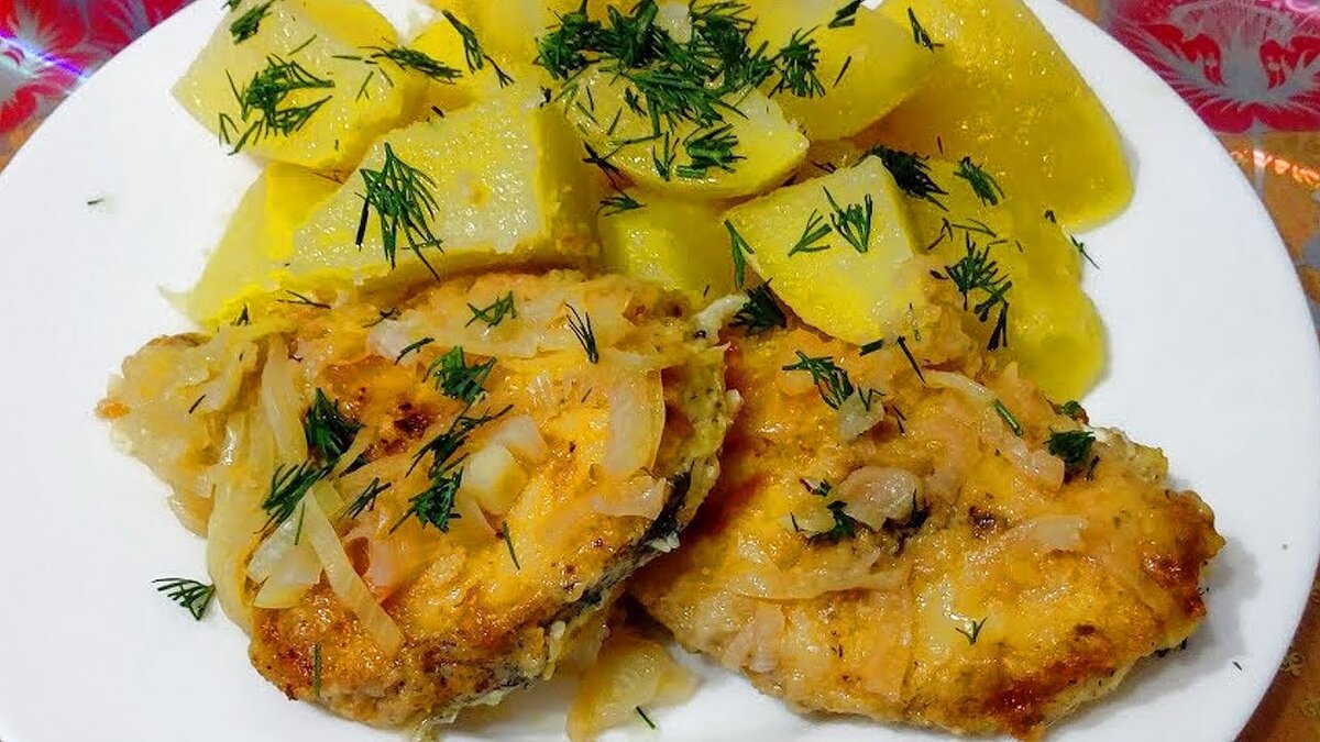 Прекрасный и простой рецепт жареной пикши. Рыбка получается вкусной, сочной и нежной. На гарнир можно использовать рис или картофель  с овощами. 
Ингредиенты:
пикша (треска) - 1 кг.
лук репчатый - 1 шт.
мука пшеничная - 100 гр.
соль и специи по вкусу
масло для жарки