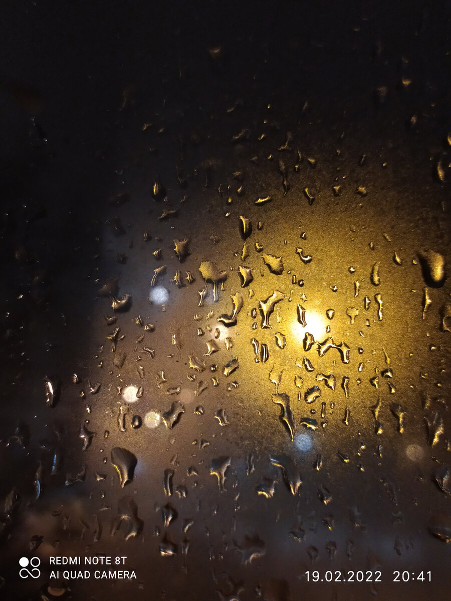 Фонарь за окном. Фото автора.