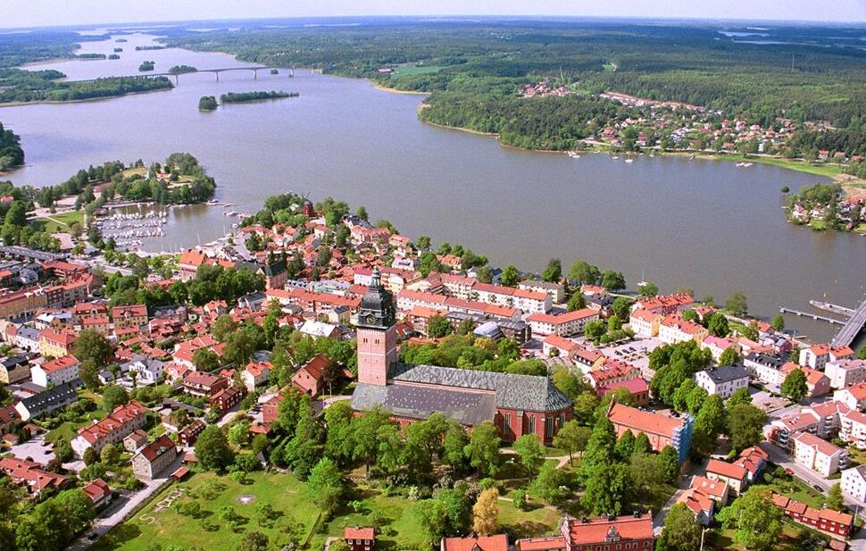 Вид на город Стренгнес (листайте карусель)