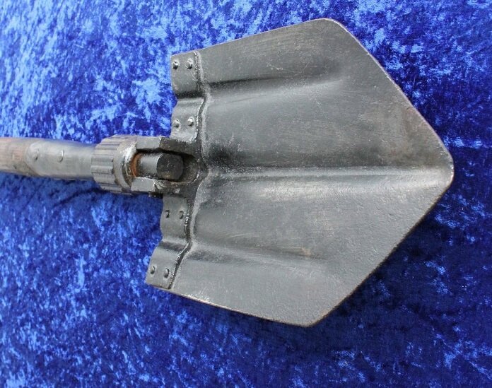 Пехотная лопата обр. 1938 года в разложенном положении.