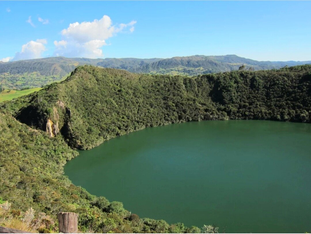 Реки и озера кубы. Озеро Гуатавита Колумбия. Озеро Гуатавита Эльдорадо. Озеро Лагуна-де-Лече. Богота озеро Гуатавита Сипакира.