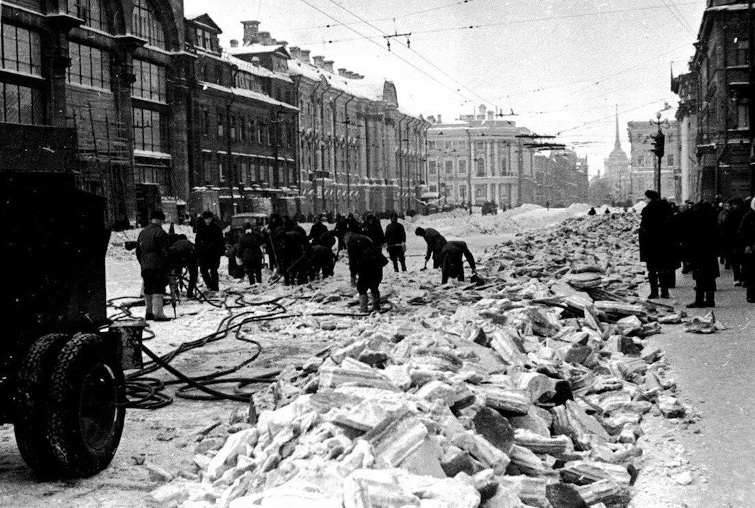 ВЕСНА 1942 ГОДА: КАК ГОРОД ВОЗРОЖДАЛСЯ ИЗ РУИН | Жилищный комитет  Санкт-Петербурга | Дзен