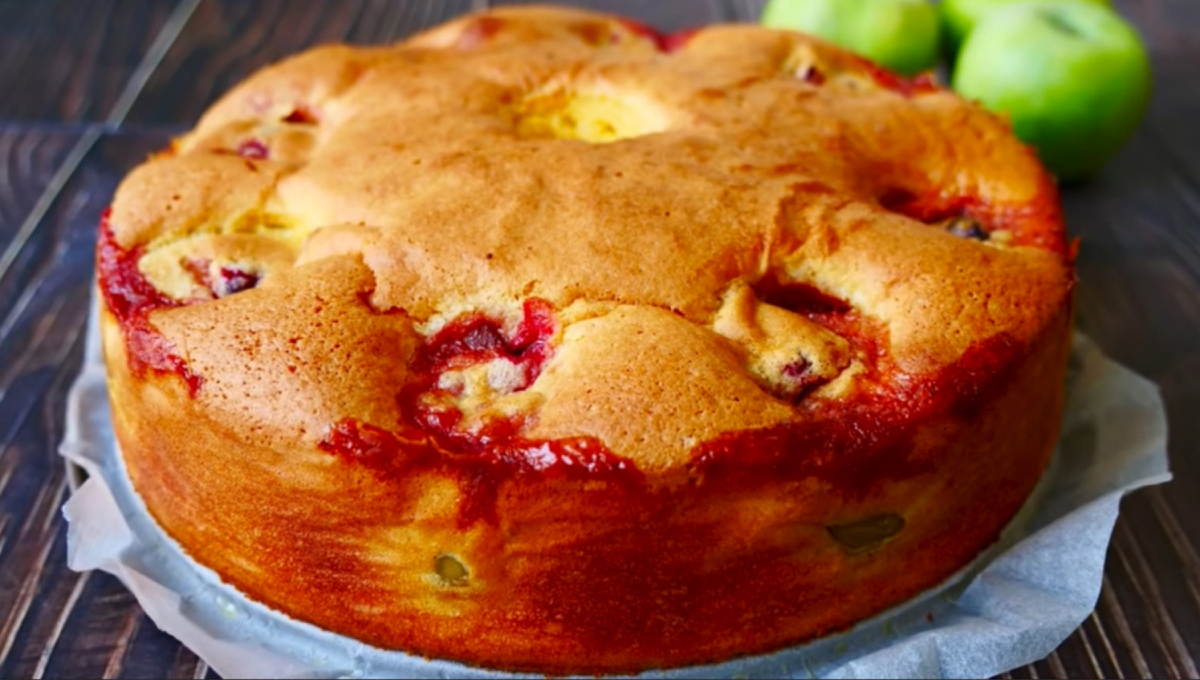 Рецепт легкого пирога с яблоками. Шарлотка с яблоками. Шарлотка с фруктами. Шарлотка с цельными яблоками. Пирог с яблоками и ягодами.