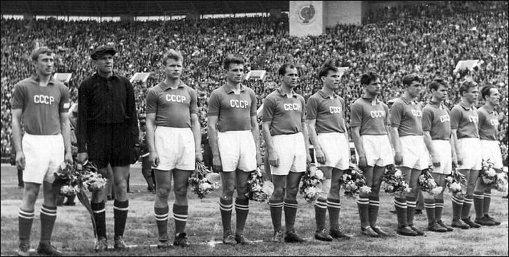 Сборная СССР (слева направо): Игорь Нетто, Лев Яшин, Эдуард Стрельцов, Константин Крижевский, Михаил Огоньков, Валентин Иванов, Юрий Войнов, Юрий Фалин, Анатолий Ильин, Герман Апухтин, Борис Кузнецов.