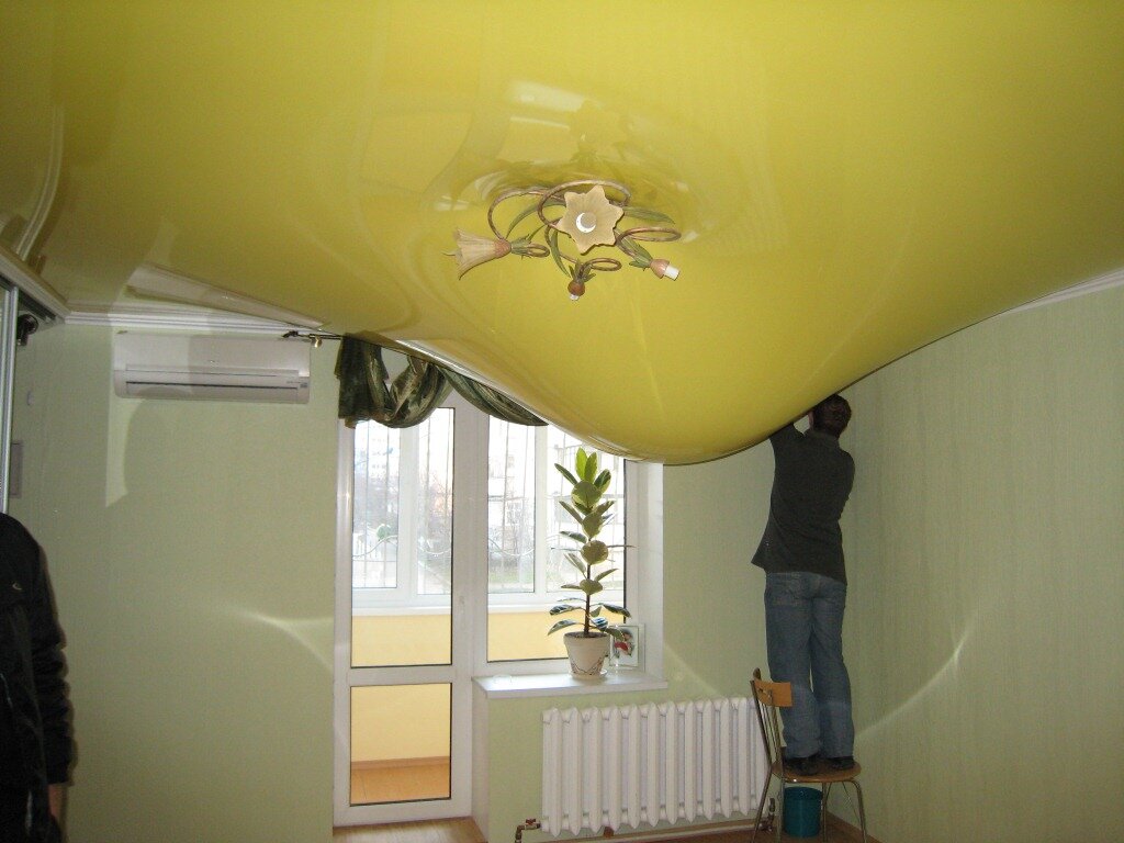 Натяжной потолок выдерживает до 100 литров воды на квадратный метр.