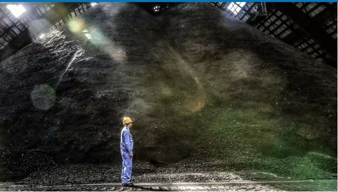 Угольный склад на угольной электростанции в Японии. (Фото Кена Кобаяши)