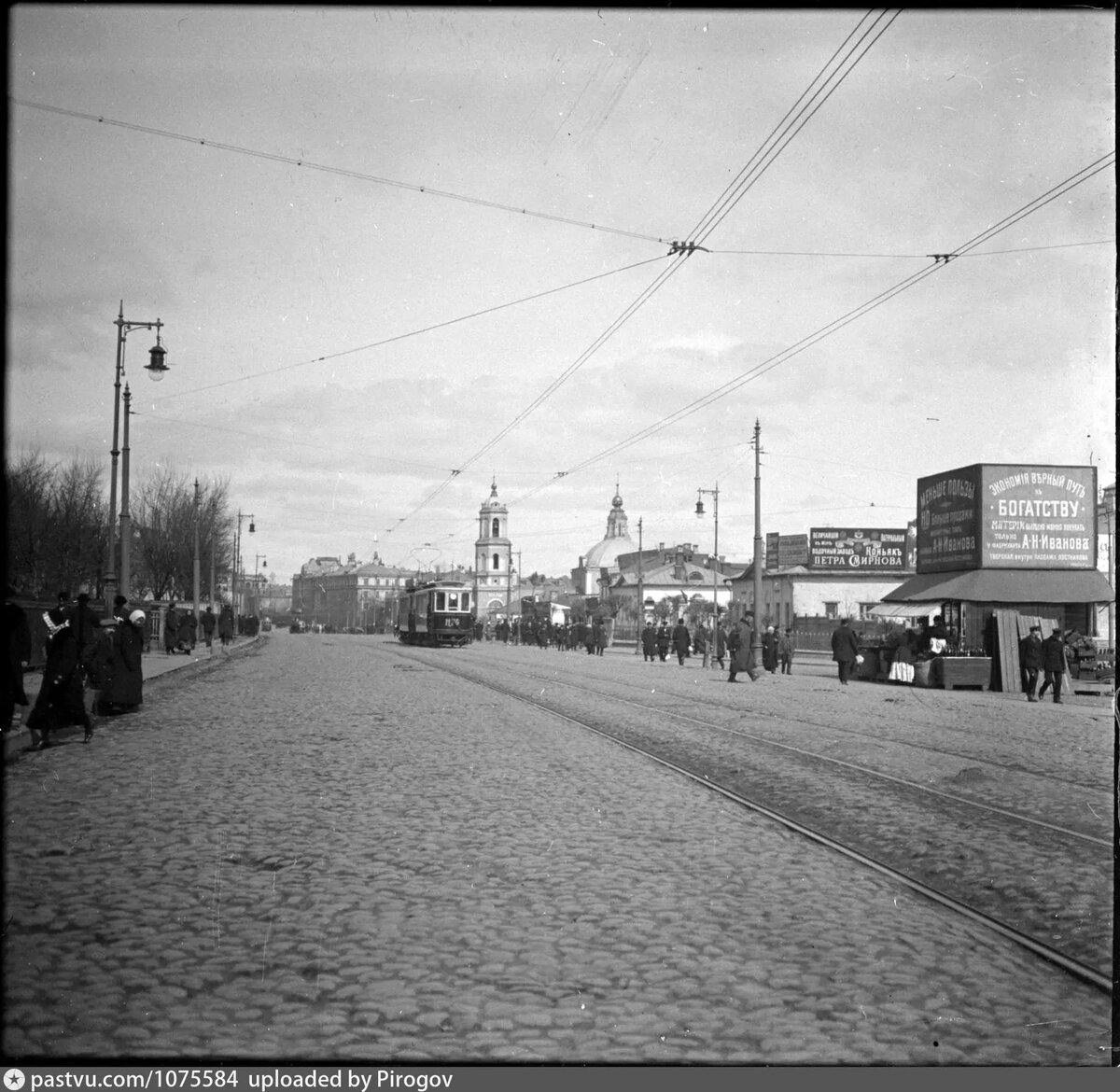 Земляной вал в 1914 году. Так выглядела местность, где потом возвели дома в стиле конструктивизма. С сайта www.pastvu.com.