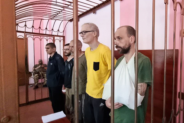 Фигуранты уголовного дела: британец Эндрю Хилл, швед Матиас Густавссон, британцы Джон Хардинг, Дилан Хили и хорват Векослав Пребег (справа налево) в Верховном суде Донецкой Народной Республики (ДНР). Фото © ТАСС / Низами Гаджибалаев