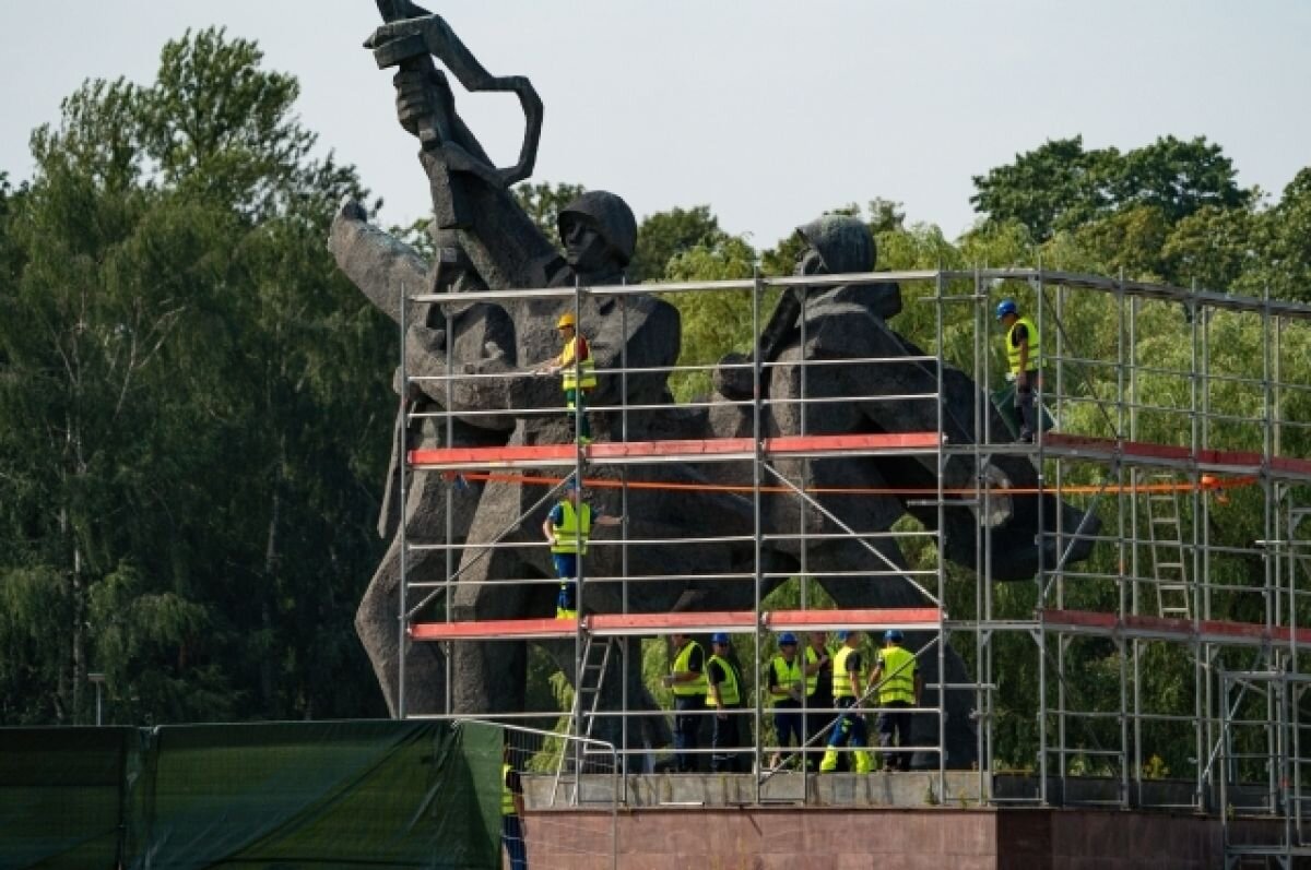    В Риге демонтировали все три скульптуры памятника Освободителям
