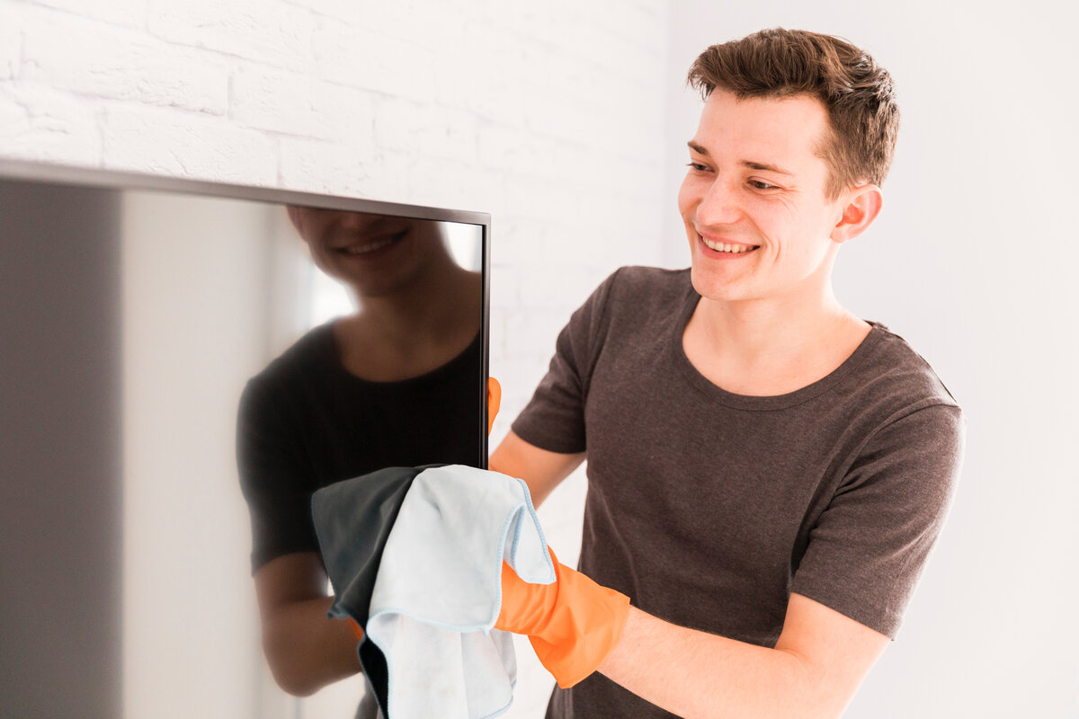 Чем протирать экран телевизора ЖК без разводов и царапин | Секреты ...