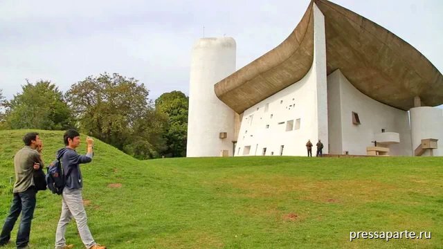 На фото: капелла Нотр-Дам дʹ О в Роншане. Источник фото: francebleu.fr. Автор: Maxppp - Frédéric Hermann