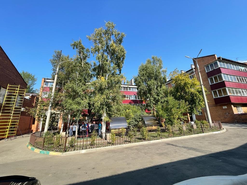 На этом благоустройство не закончено. На прилегающей к общественному пространству стене дома планируют нанести граффити. Эскизы уже готовы, а жители выбрали понравившийся. В создании граффити примут участие спонсоры.