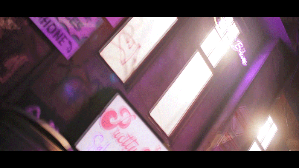 Самая нижняя вывеска (розовые буквы на белом фоне) Кусочек оранжевой вывески справа.