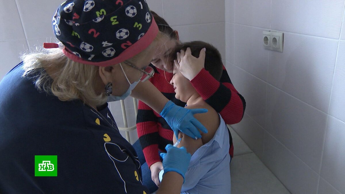    Атакуют сразу 4 штамма: врачи призывают вакцинироваться от гриппа и ковида одновременно