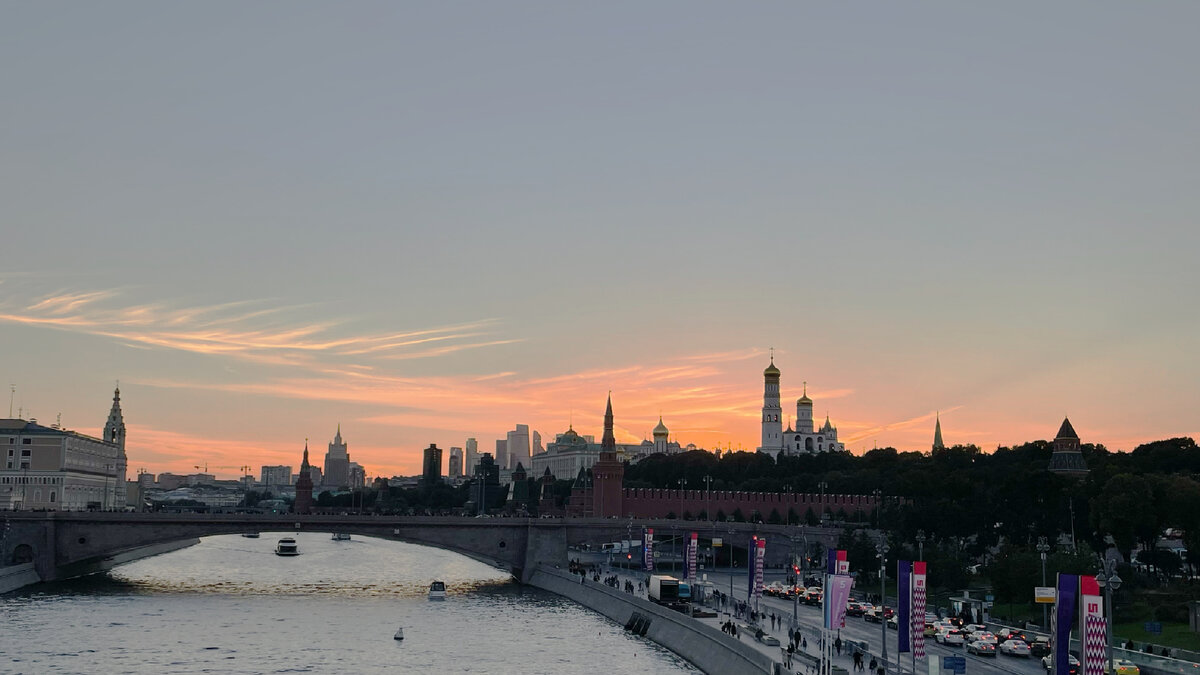 Фото сделано с парящего моста в парке "Зарядье"