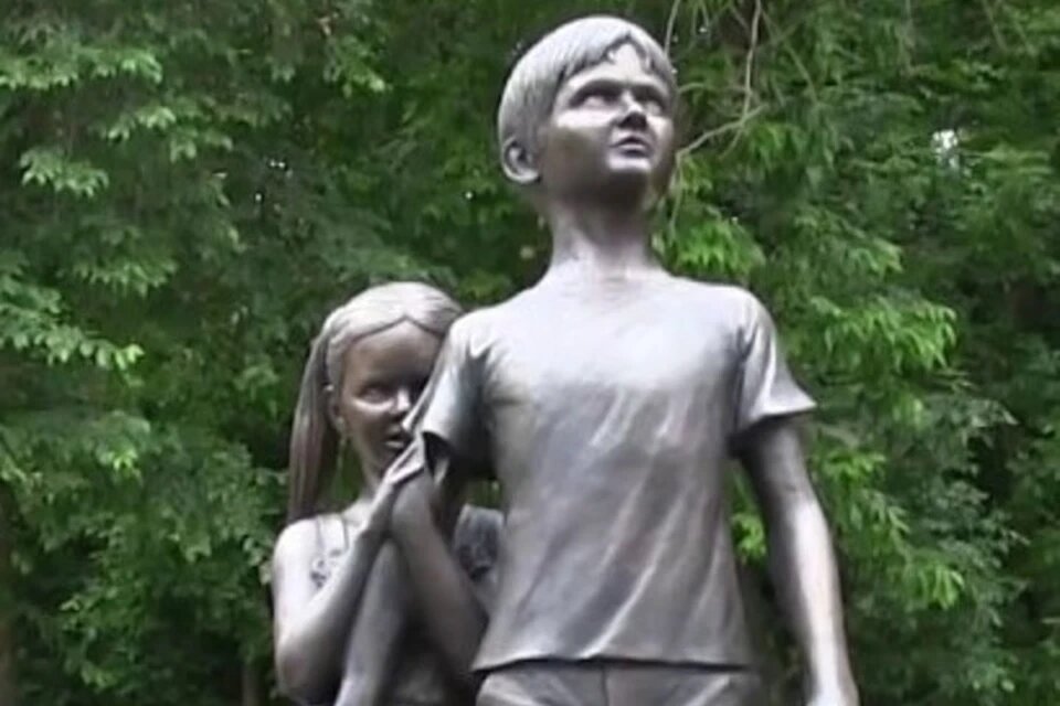 Там - много памятников погибшим на Украине... У этого памятника в Донецке есть реальный прототип...   В 2014 году ему было тринадцать. Его сестре - девять. Он закрыл сестру своим телом. Закрыл.